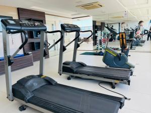a gym with several tread machines in a room at Flat Itaborai · Toque a campainha A908 Flat Luxo completo Centro in Itaboraí