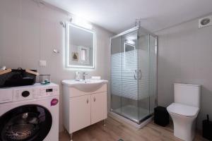 a bathroom with a washing machine and a sink at Αυλή στην Μαρίνα in Kalamata