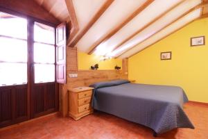 a bedroom with a bed and a large window at Posada Casa Rosalia in Sámano