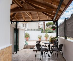 an outdoor patio with a table and chairs at Αυλή στην Μαρίνα in Kalamata