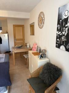 a living room with a couch and a table at La maisonnette LMV in Sanary-sur-Mer