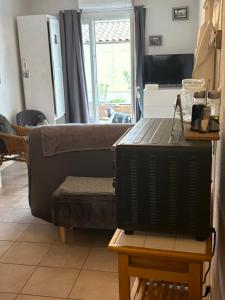 a living room with a couch and a table at La maisonnette LMV in Sanary-sur-Mer