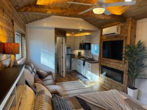 a living room with a couch and a kitchen at Eagle’s Landing Lodge in Custer