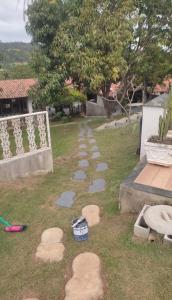 a steppingpath in a yard with rocks in the grass at Sitio Walll in Sao Jose da Lapa