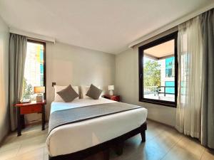 a bedroom with a bed and a large window at Hotel Tempo Rent in Santiago