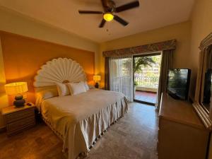 a bedroom with a bed and a ceiling fan at Perfect Place Velas Vallarta Resort in Puerto Vallarta