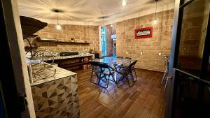 a kitchen with a table and chairs in a room at Villa 1 TRES SENDEROS in Omitlán de Juárez