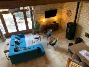 an overhead view of a living room with a blue couch and chairs at Le Clos de la Rodaie Bourgueil Loire Valley in Saint-Nicolas-de-Bourgueil