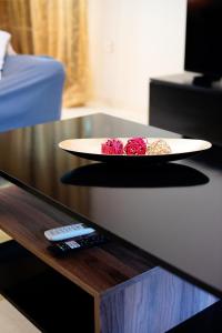 a plate with three roses on a coffee table at Spata sunrise house in Spata