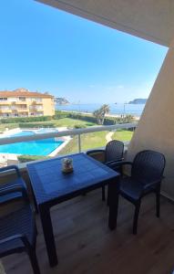 a table and chairs on a balcony with a view of the ocean at Apartamento Estartit Argonavis in L'Estartit