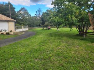a view of the yard from the driveway at Gîte de La Rev'rie in Montalembert