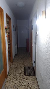 a hallway of an empty room with a hallwayngth at Habitaciones Yanet in La Granada