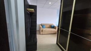 a living room with a couch and a chair at Totall Panoramic Studio in Moreni