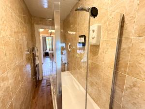 Gallery image of 2BR Glasgow Flat - King & Super King - Fireplace in Glasgow