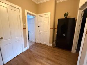 Gallery image of 2BR Glasgow Flat - King & Super King - Fireplace in Glasgow