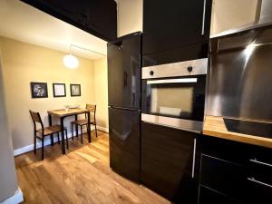 Gallery image of 2BR Glasgow Flat - King & Super King - Fireplace in Glasgow