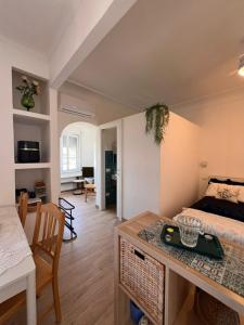 una sala de estar con una cama y una mesa en casa Ricciulella, en Capri