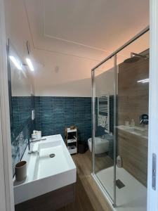 un baño con lavabo y ducha en casa Ricciulella, en Capri 54 fotos más