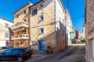 a car parked in front of a building at Casa in Centro in Brtonigla
