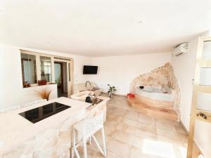 a kitchen and living room with a tub at villa mina con vasca idromassaggio in Taranto