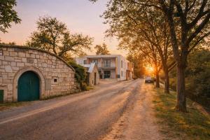 Una calle vacía con un edificio al costado en Genuss Apartment Basic, en Purbach am Neusiedlersee