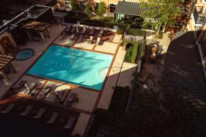 an overhead view of a swimming pool with chairs and stairs at Hotel Granduca Houston in Houston