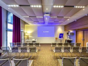 a conference room with chairs and a projection screen at Novotel Toulouse Centre Compans Caffarelli in Toulouse +99 photos
