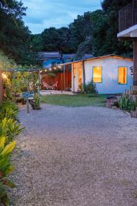a backyard with a house and a gravel yard at Sabiá Hospedagem - São Jorge in Sao Jorge