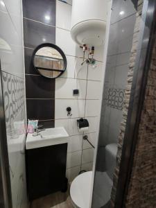 a bathroom with a sink and a toilet and a mirror at W pięknej KAMIENICY in Wałbrzych +8 photos