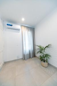 a room with a air conditioner and a plant at Casa Iturraspe in Reconquista