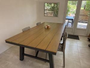 a wooden table in a room with chairs around it at Chambres d'Hôtes Terra Bella in Lecci