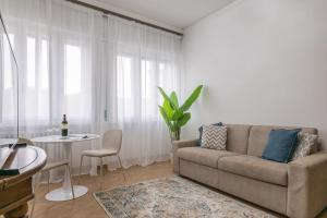 a living room with a couch and a table at Mandela Stadium Apartment in Florence