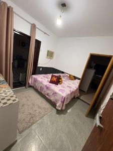 a bedroom with a bed in the middle of a room at Pouso amigo do Vt 2 in Paracambi
