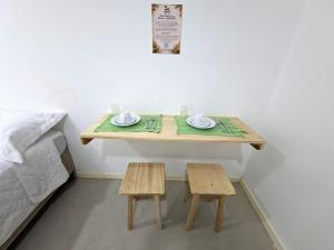 a small table with two chairs and a bed at Recanto de Boipeba in Ilha de Boipeba