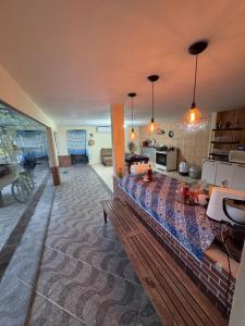 a living room with a couch and a kitchen at Pouso amigo do Vt 2 in Paracambi