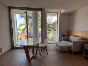 ein Wohnzimmer mit einem Tisch und einem Sofa in der Unterkunft Solara Hotel Boutique in Asunción