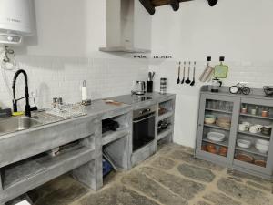 a kitchen with a sink and a counter top at Refúgio de Monsaraz in Monsaraz