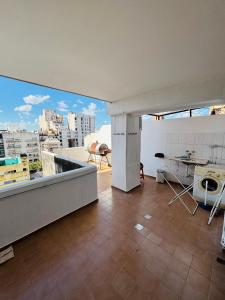 a room with a balcony with a view of a city at Departamento La Merced in Córdoba