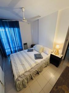 a bedroom with a bed and a lamp on a table at Departamento La Merced in Córdoba