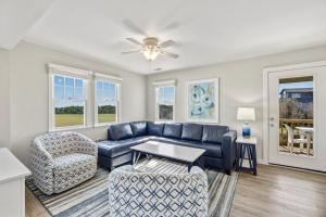 a living room with a blue couch and chairs at CAC-17A - Sailfish in Buxton
