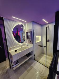 a bathroom with a sink and a mirror at Fashion Motel in Limeira
