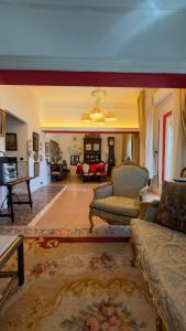 a living room with a couch and a table at Apartamento Biembe in Chinchón