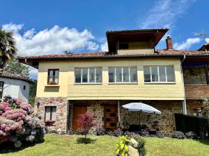 a large yellow house with a yard at Casa La Ería in Sevares