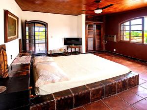 a bedroom with a large bed in a room at Caminho das Pedras 206 in São Pedro da Aldeia