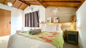 a bedroom with a bed with a blanket on it at Pousada Bilica - Centro in Arraial d'Ajuda +47 photos