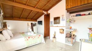 a bedroom with a bed in a room at Pousada Bilica - Centro in Arraial d'Ajuda