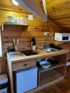 a small kitchen with a sink and a stove at Sailor Setubal in Setúbal