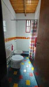 a bathroom with two toilets and aicolored floor at Casa confortable - Parque central - Estacionamiento, patio, 3 baños, 5 habitaciones - in La Cieneguita +26 photos