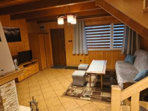 a living room with a couch and a table at Domki Całoroczne Pod Lasem in Łobozew