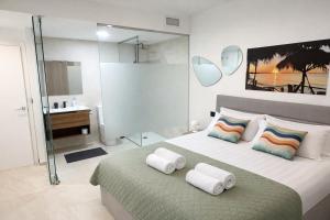 a bedroom with a large bed with towels on it at Casa Anna - Velapi - Los Alcázares in San Javier +24 photos